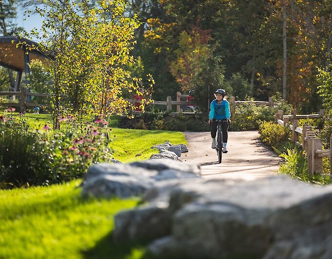 Couple walking the Corridor Trail in Squamish