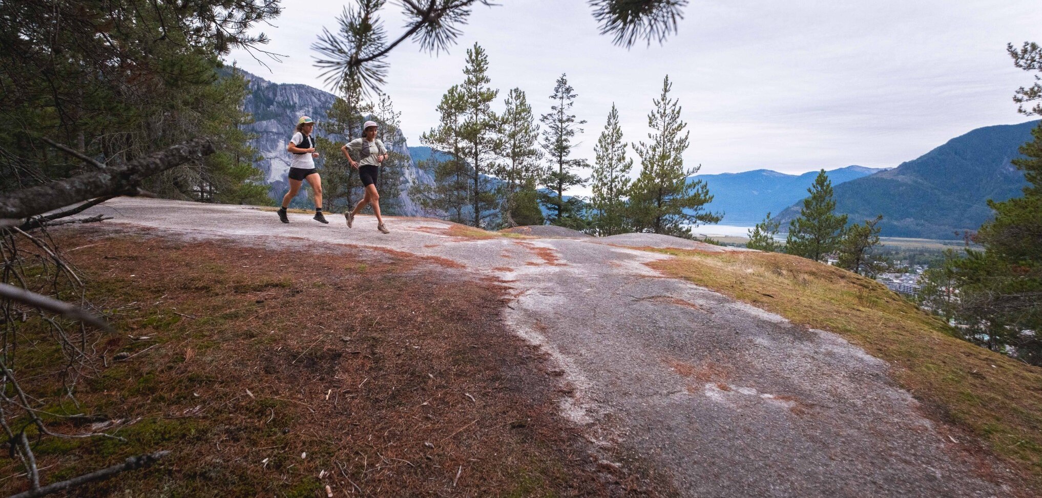 Two runners at Smoke Bluffs